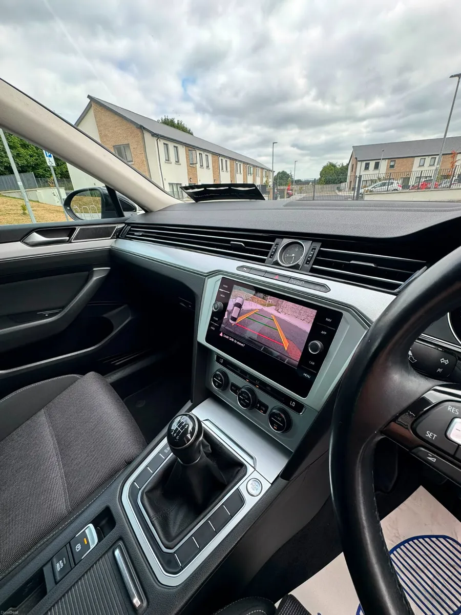 Volkswagen Passat 2019 - Image 5