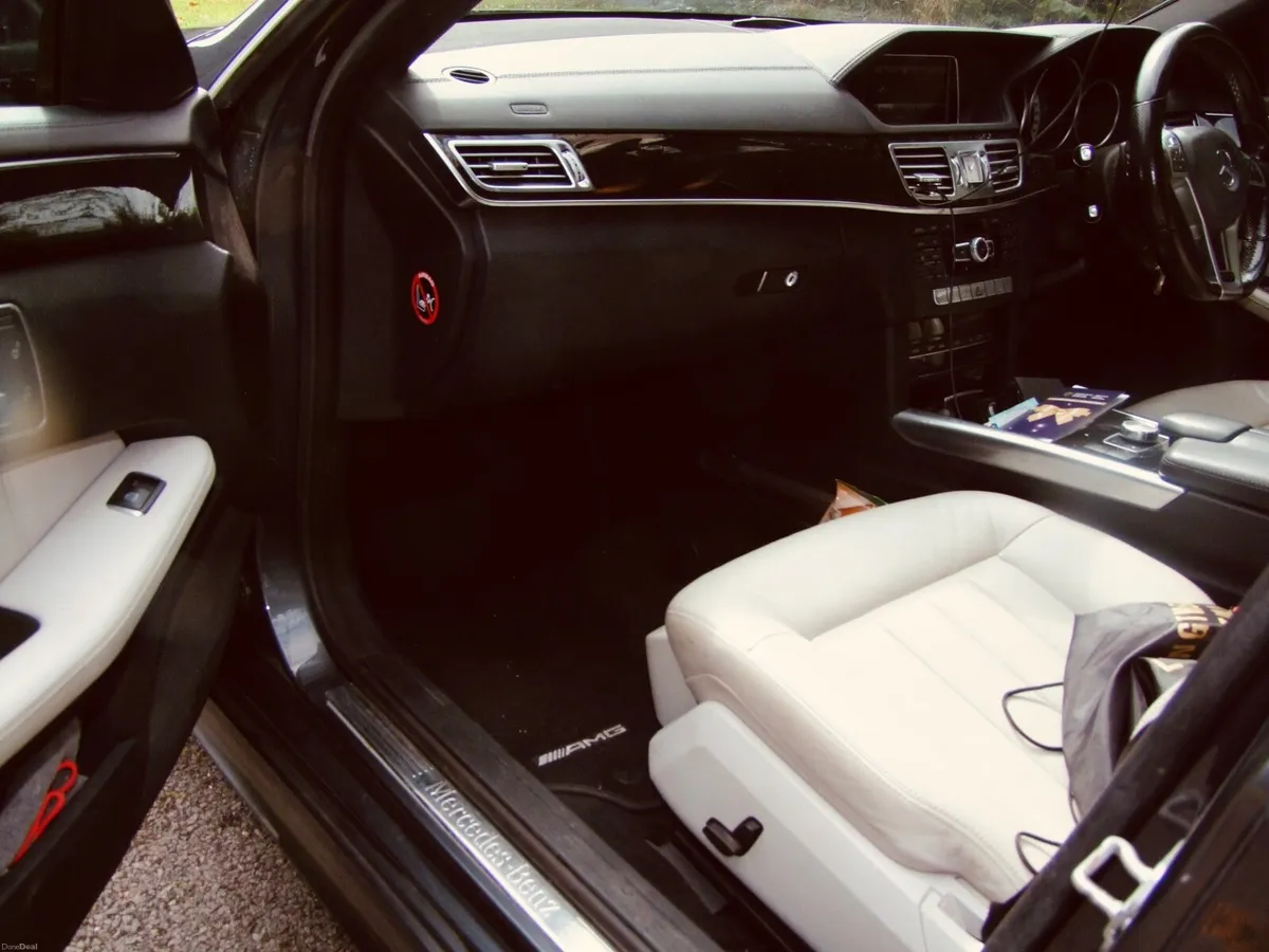 Mercedes-Benz E300 Bluetec Hybrid - diesel estate - Image 4