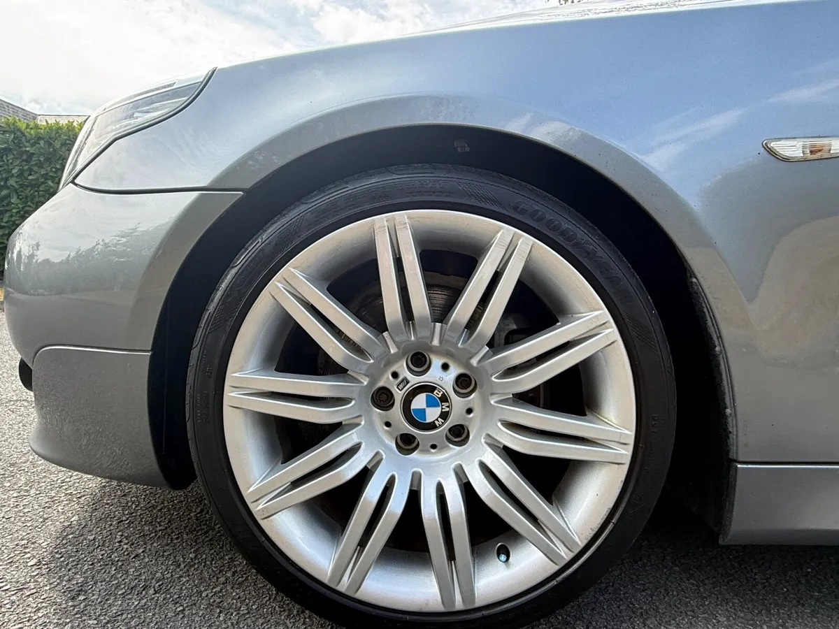 BMW 5-Series 2009 - Image 2