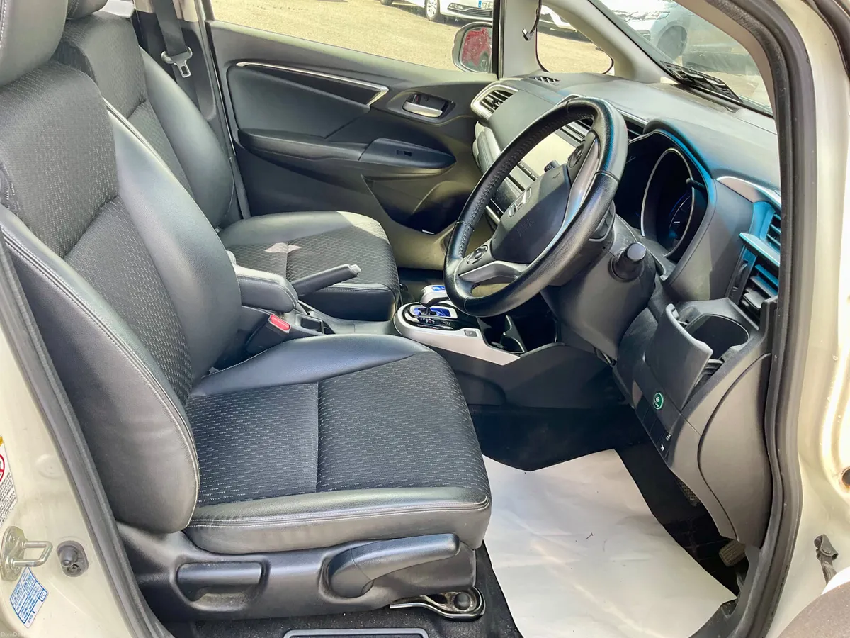 Honda Fit 2015 1.5 Hybrid Automatic - Image 6
