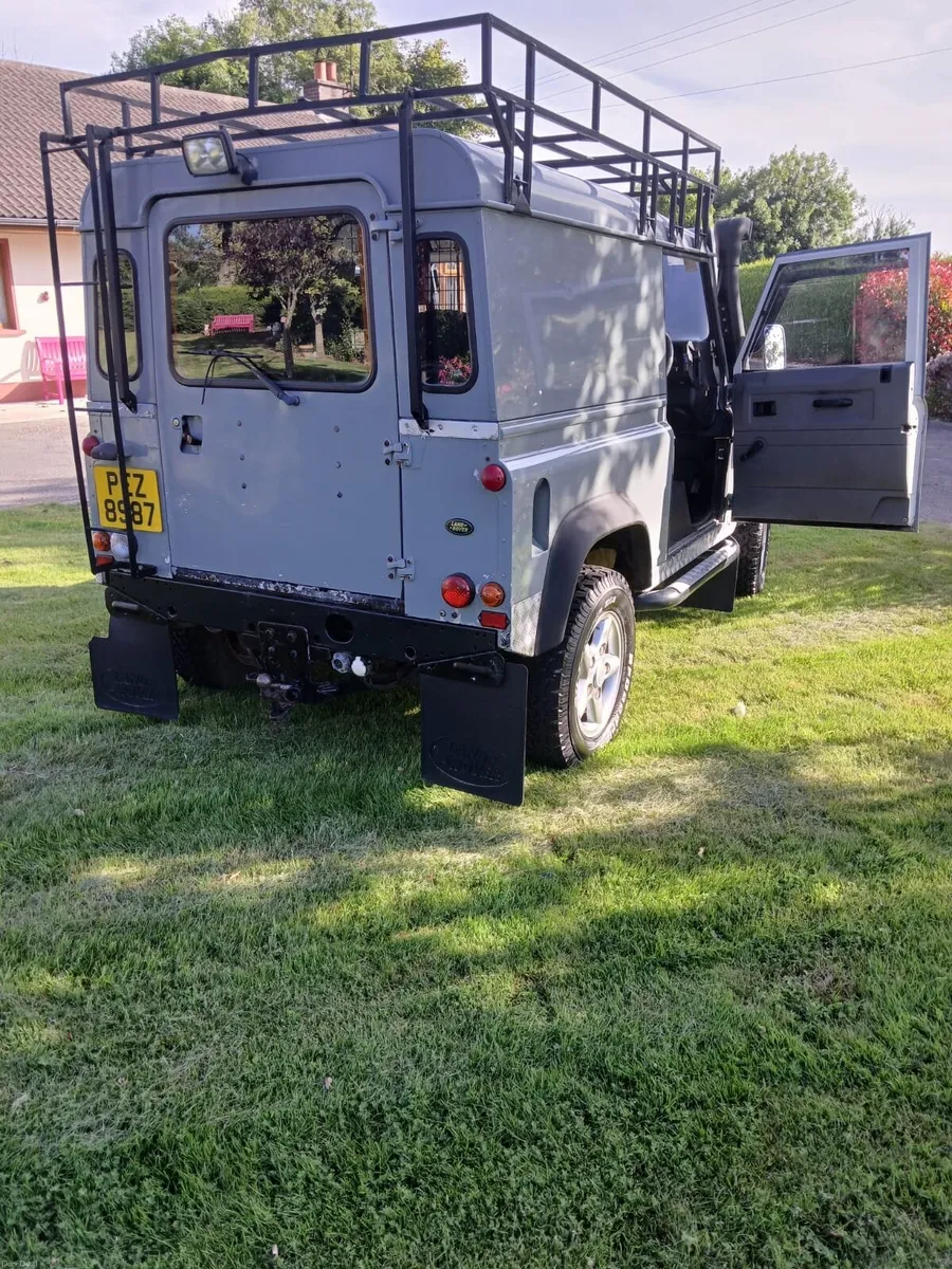 Land Rover Defender 2001 - Image 1