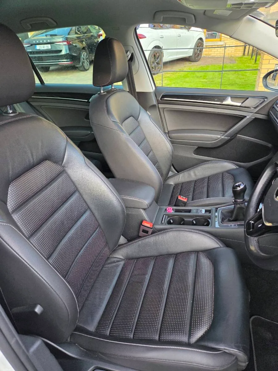 VW Golf Highline 1.6tdi, big spec, leather int - Image 6
