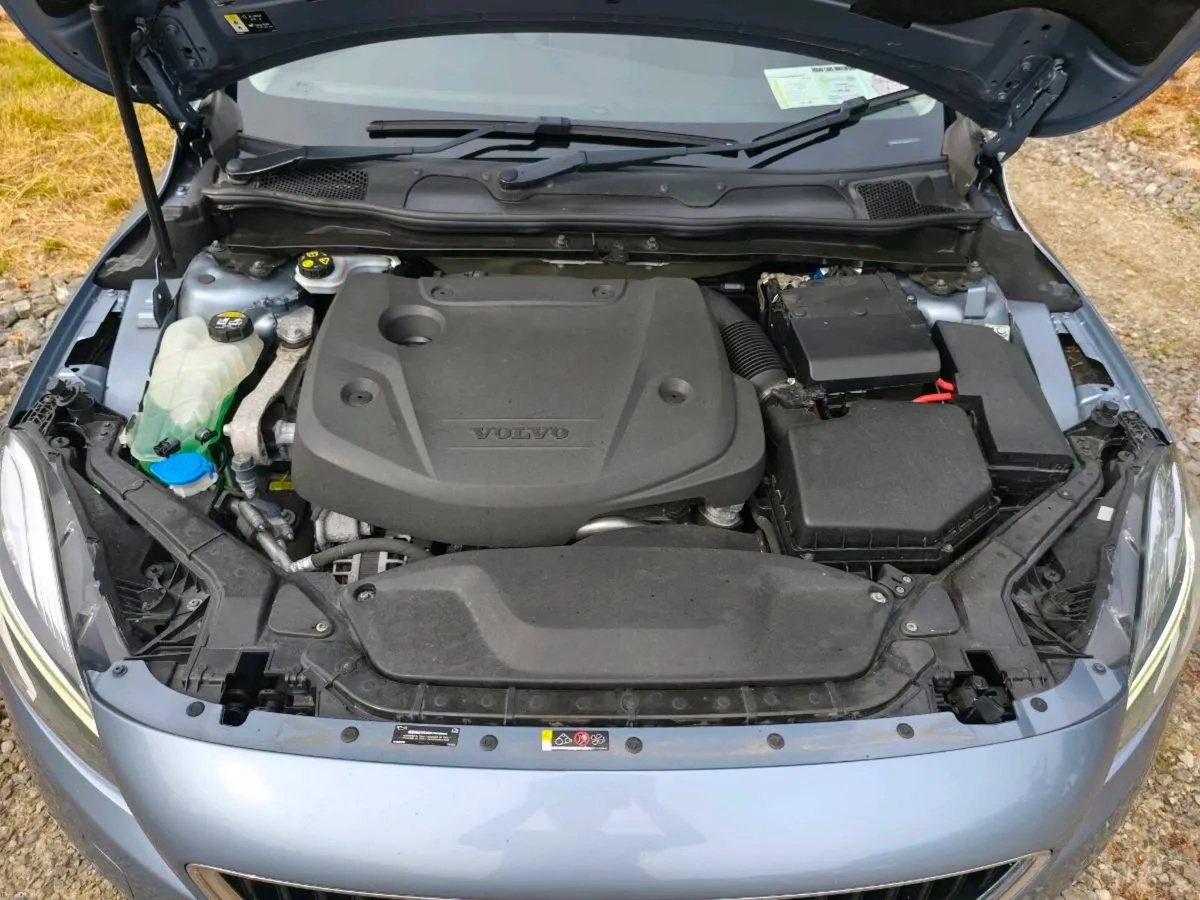 2018 Volvo V40 D2 Momentum 5Dr 6Sp Manual - Image 5