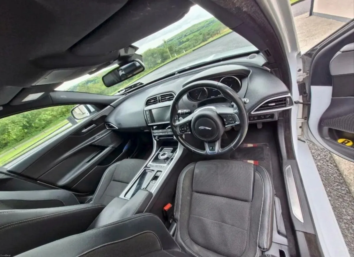 Jaguar XE 2017 - Image 3