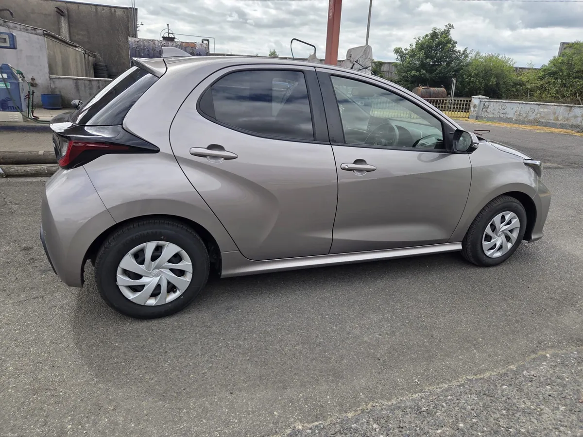 TOYOTA YARIS 2021 1.5L PETROL HYBRID AUTOMATIC - Image 2