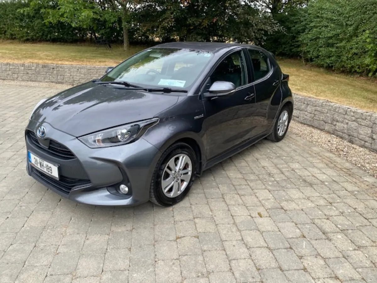 211 Toyota Yaris Luna 1.5 Hybrid - Image 4