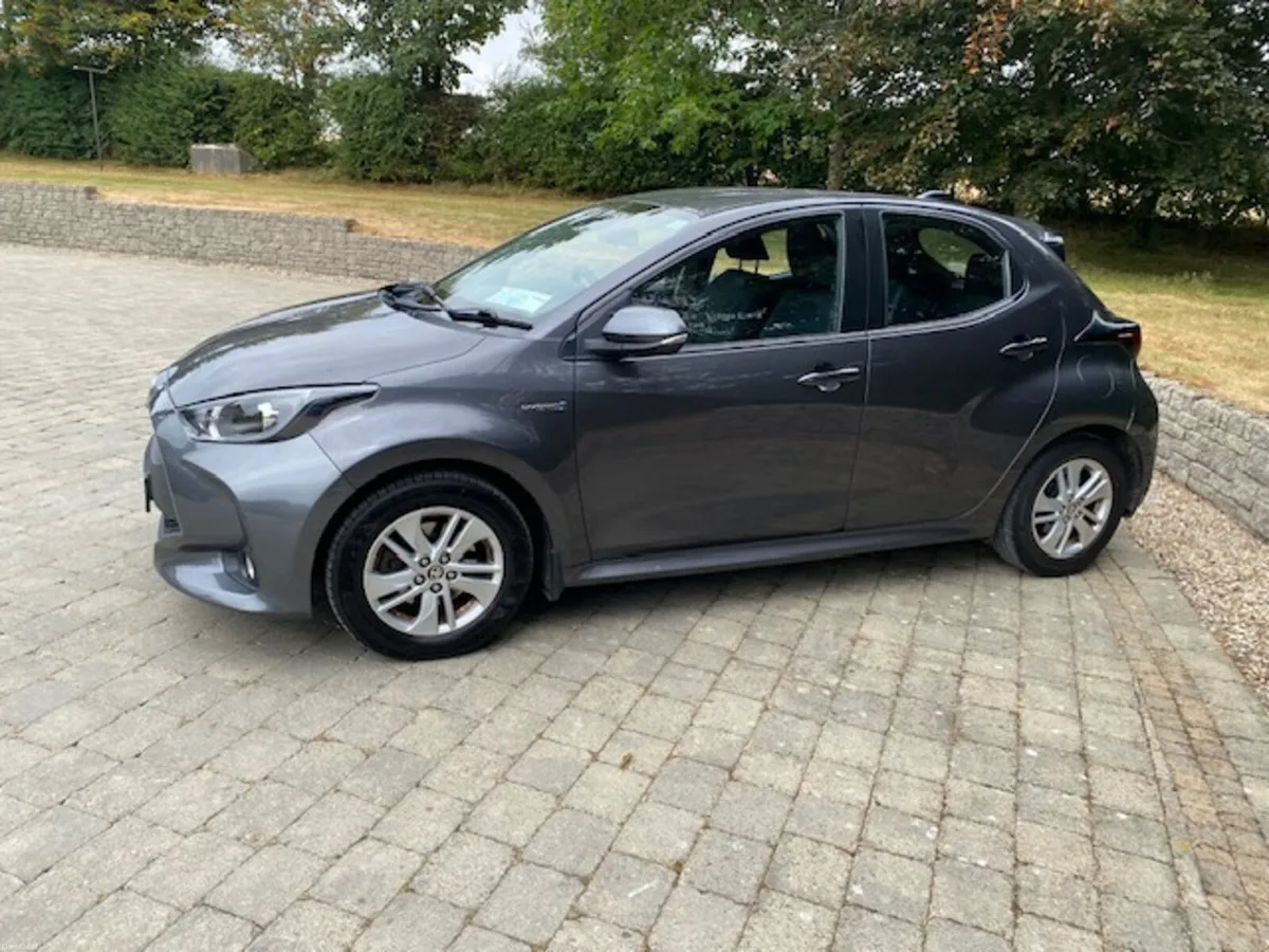 211 Toyota Yaris Luna 1.5 Hybrid - Image 5