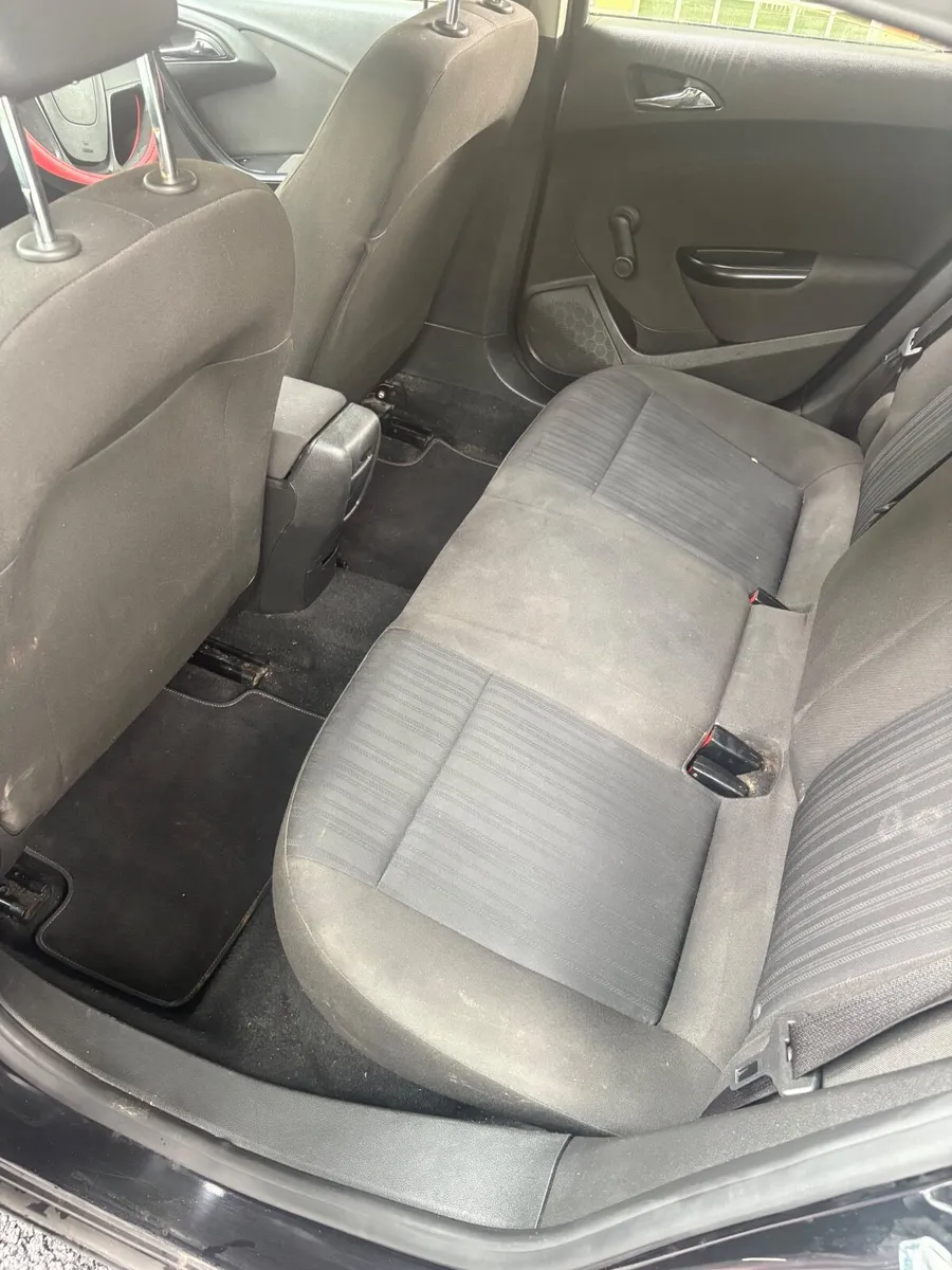 Opel Astra 2011 - Image 4