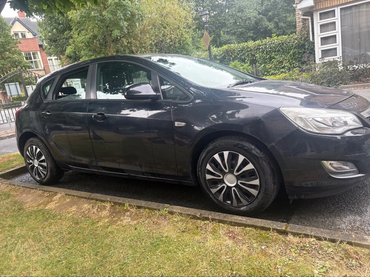 Opel Astra 2011 - Image 1