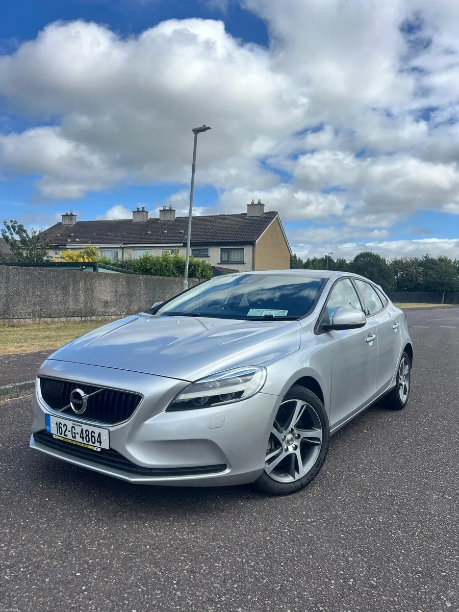 VOLVO V40 2016 AUTOMATIC LOW KM - Image 1