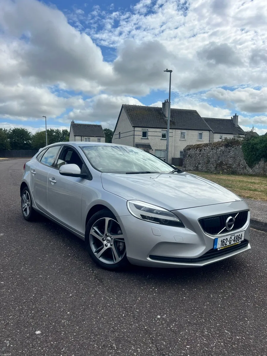 VOLVO V40 2016 AUTOMATIC LOW KM - Image 4