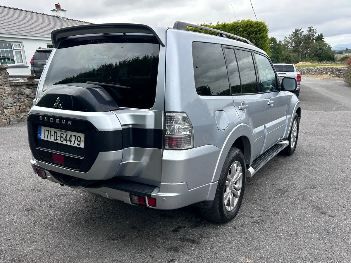 2017 Mitsubishi Pajero 7 seater - Image 3