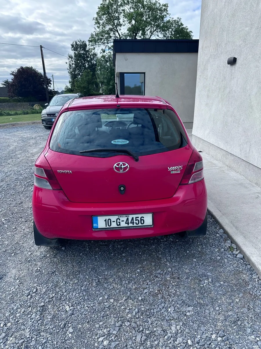 2010 Toyota Yaris 1.0 Petrol | 5 Door | Red - Image 3