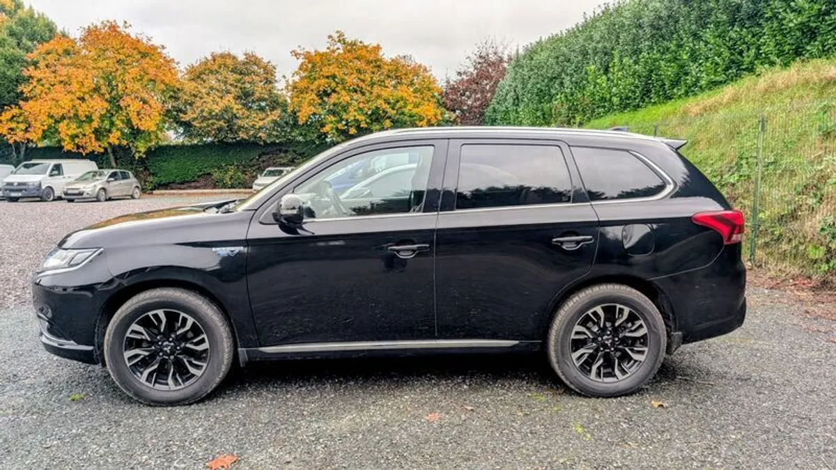 2016 Mitsubishi Outlander - Image 3
