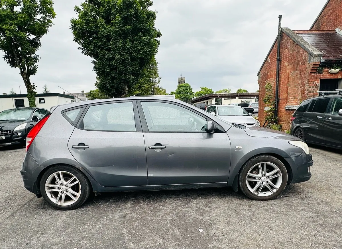 Hyundai i30 2008 Manual - Image 2