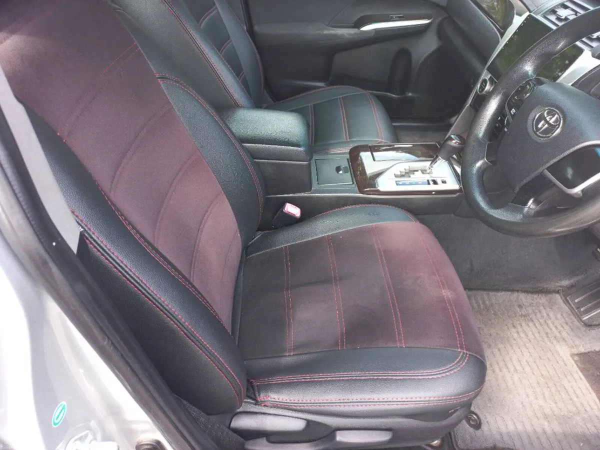 Toyota Camry 2013  Hybrid. - Image 4