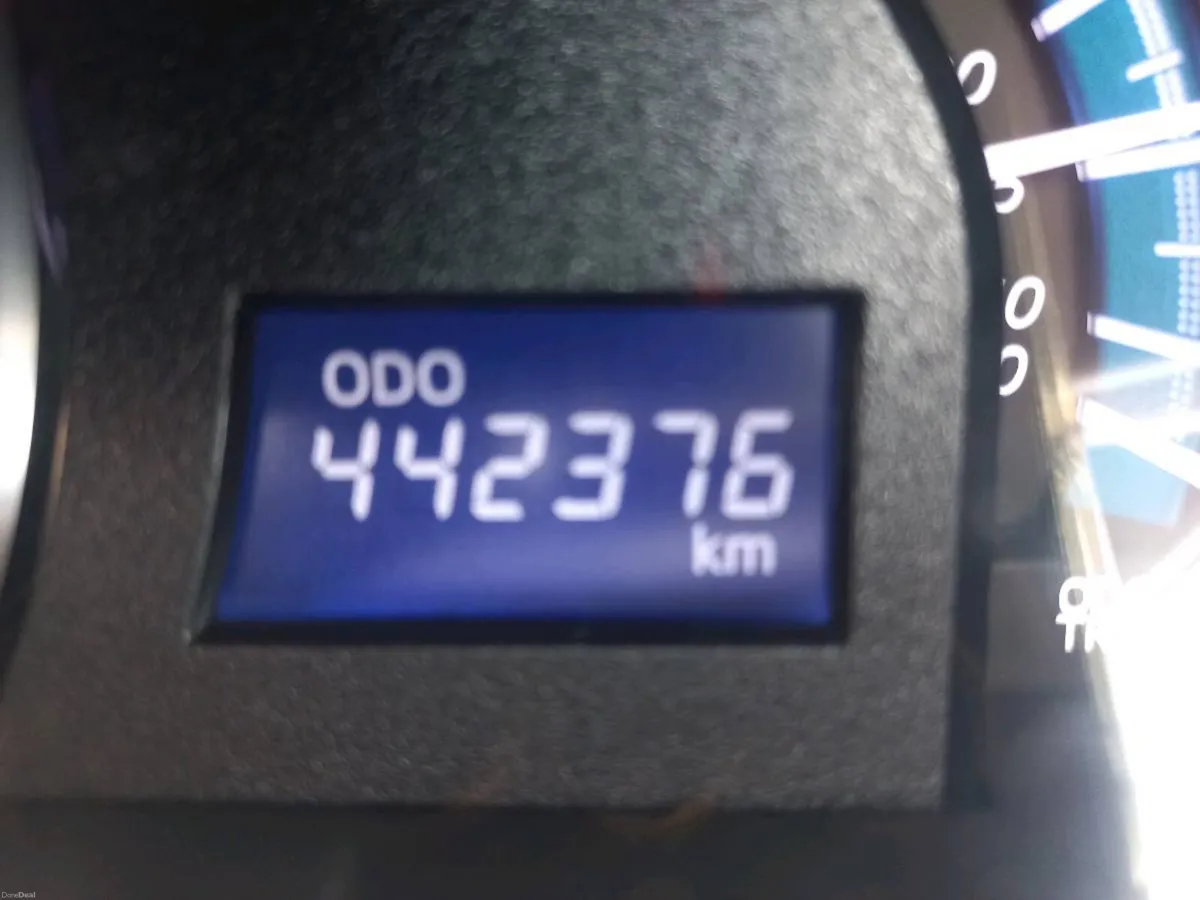Toyota Camry 2013  Hybrid. - Image 6