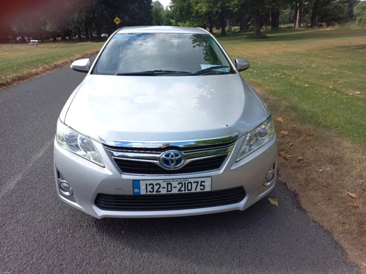 Toyota Camry 2013  Hybrid. - Image 2