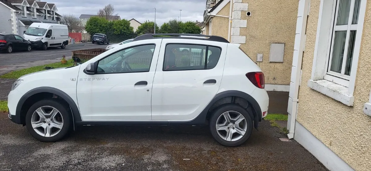 Dacia Sandero Stepway 2017 - excellent condition - Image 3