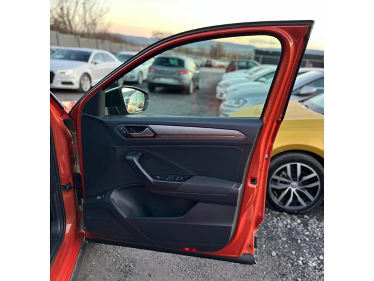 Volkswagen T-Roc 2.0 TDI Style with Design Package - Image 4