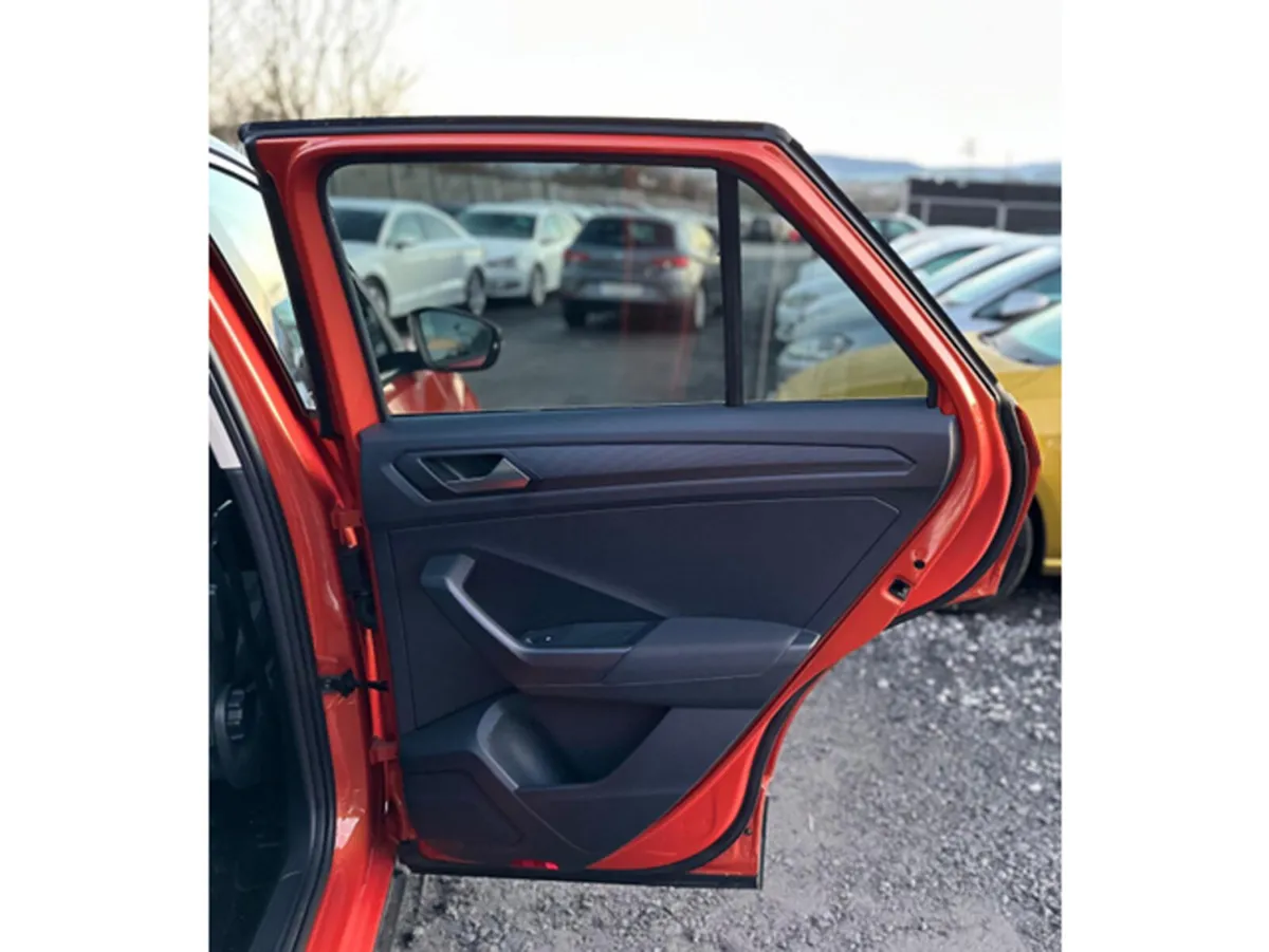 Volkswagen T-Roc 2.0 TDI Style with Design Package - Image 6