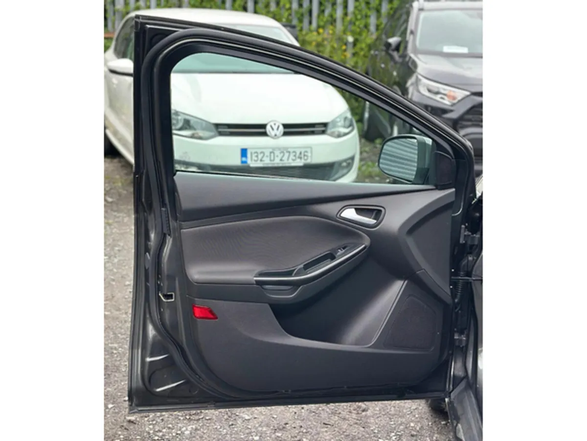 Ford Focus TITANIUM 1.0 125PS - 6 Months RoadTax ( - Image 5