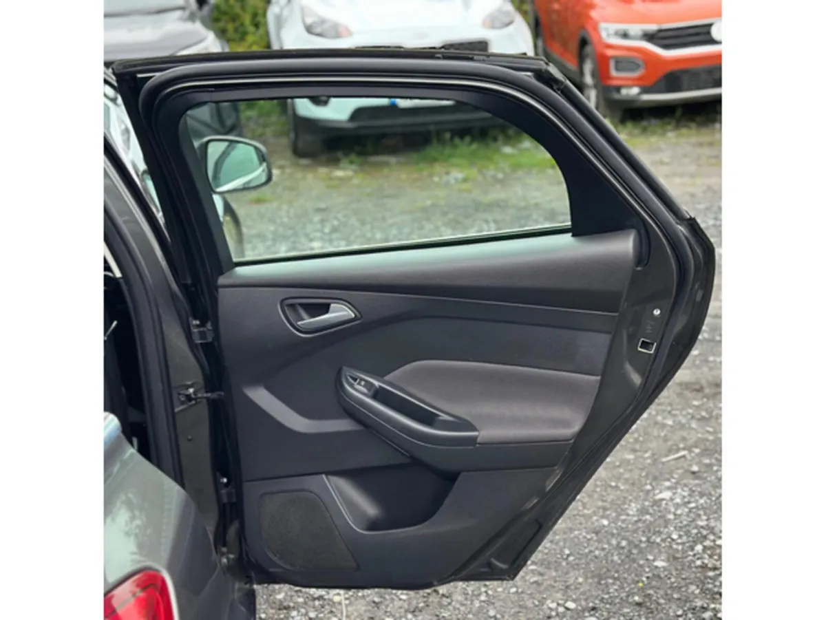 Ford Focus TITANIUM 1.0 125PS - 6 Months RoadTax ( - Image 6