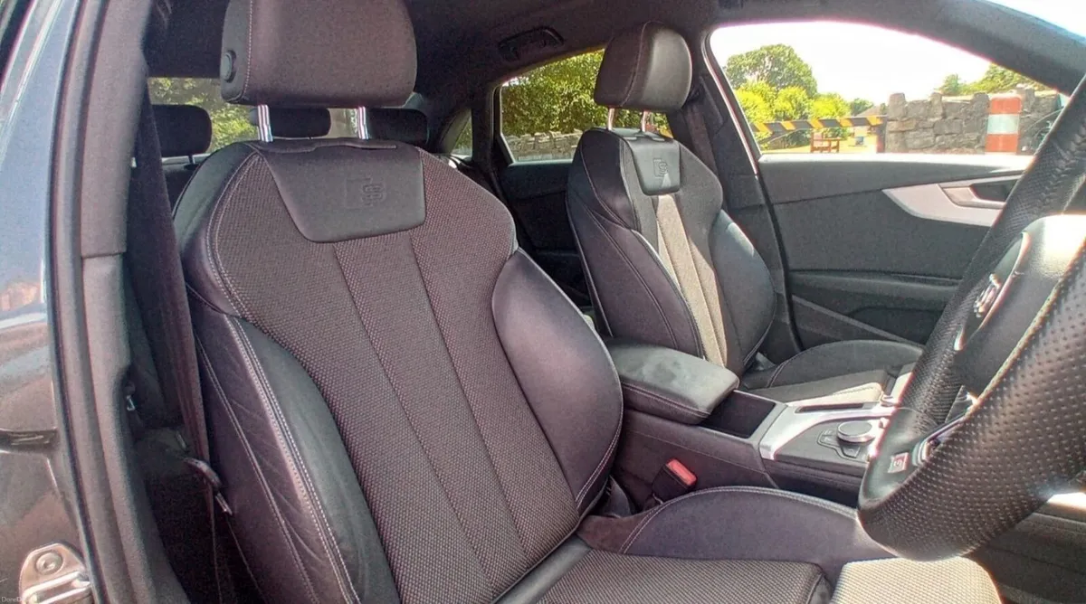 Audi A4 2.0 TDI S Line Black Edition - Image 4