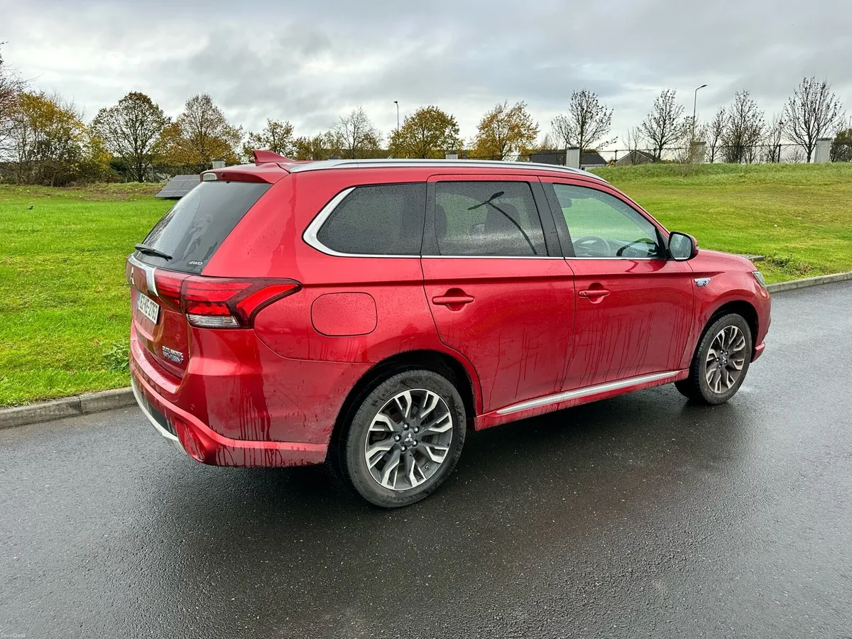 Mitsubishi Outlander Automatic,  4x4, 2.0L PHEV - Image 6