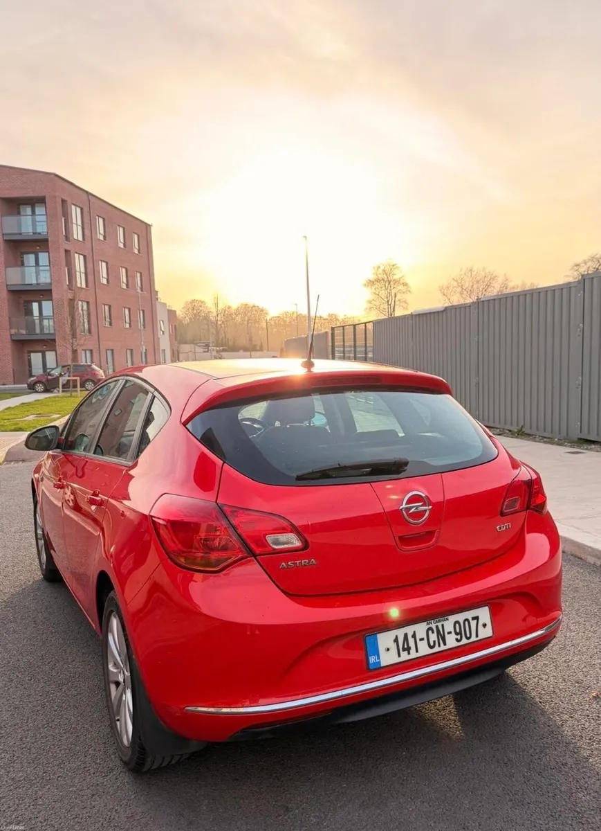 Opel Astra 2014 - Image 2