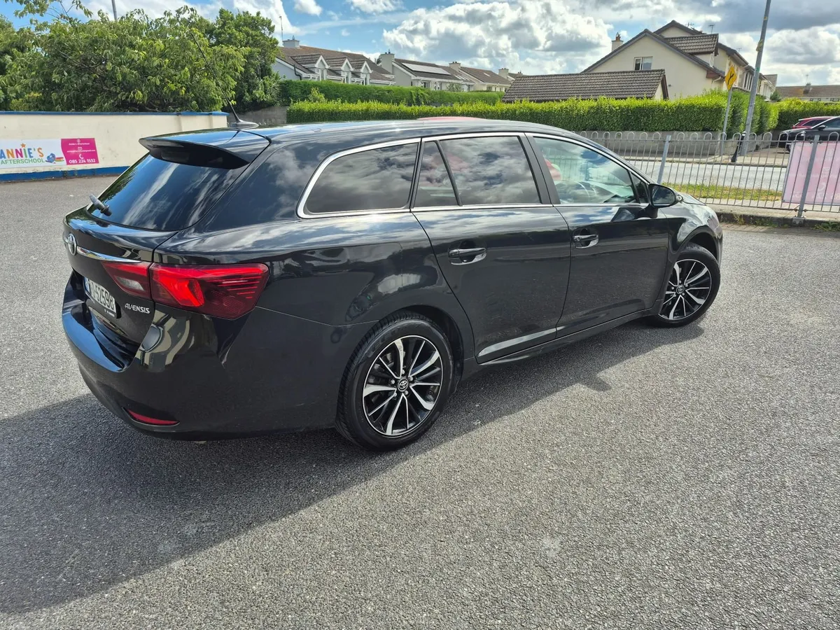 Immaculate Toyota Avensis 2018 estate - Image 3