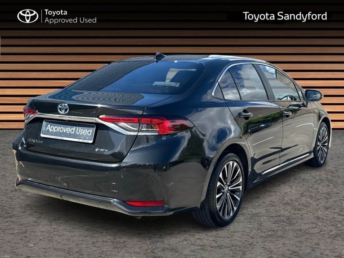Toyota Corolla LUNA SPORT SALOON // HEATED SEATS / - Image 2