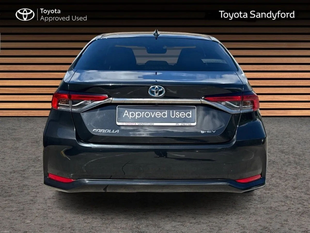Toyota Corolla LUNA SPORT SALOON // HEATED SEATS / - Image 4