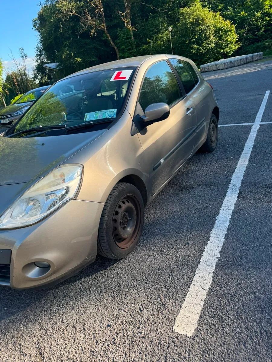 Renault Clio Car - Image 2