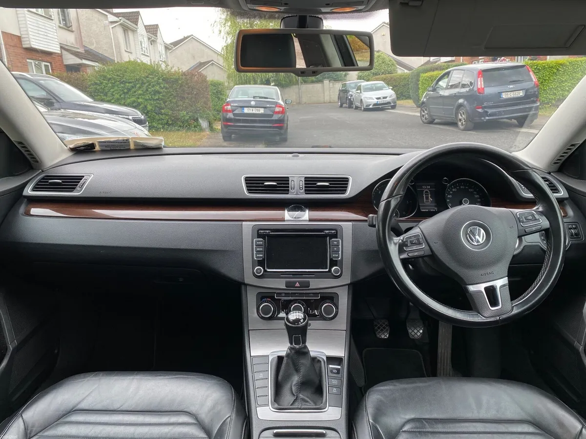 Volkswagen Passat 2012 - Image 2