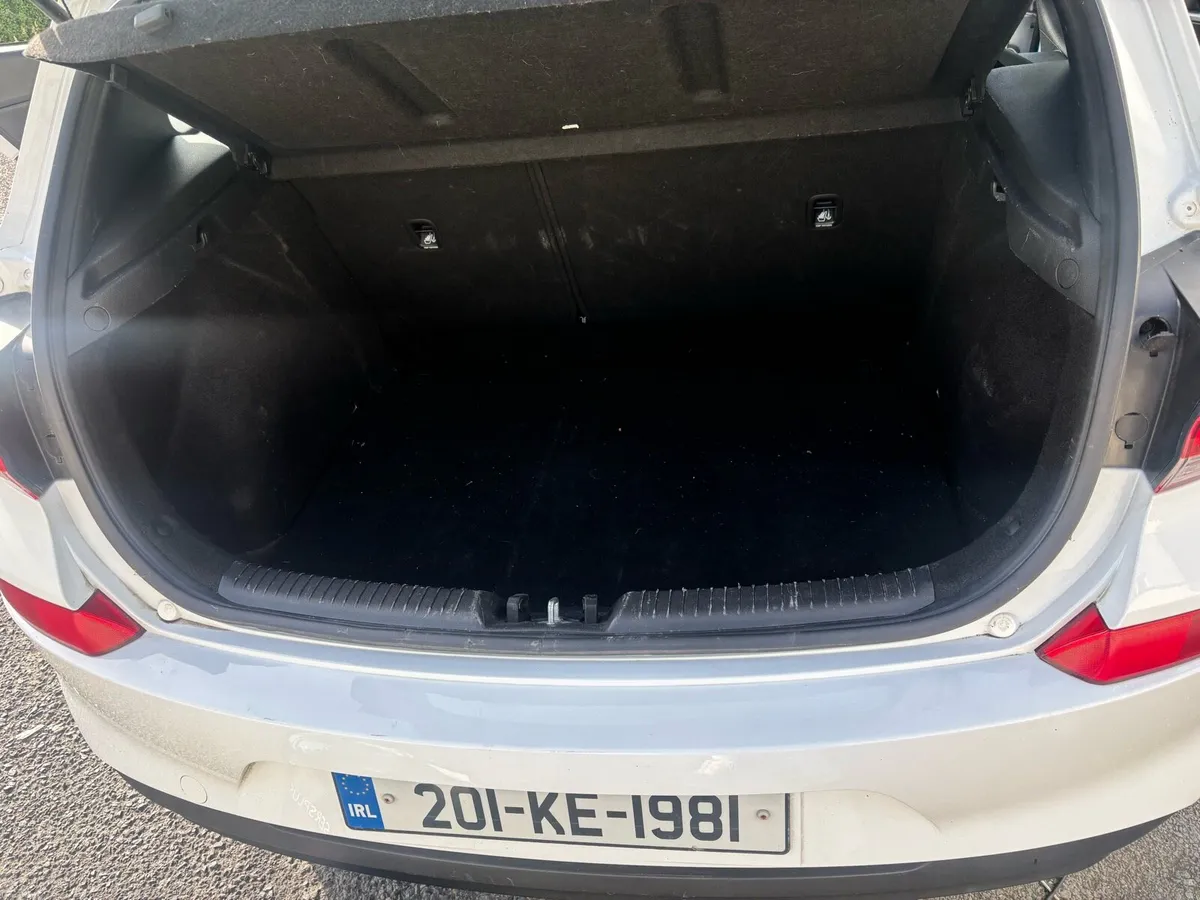 Hyundai i30 deluxe 1.0L turbo - Image 4