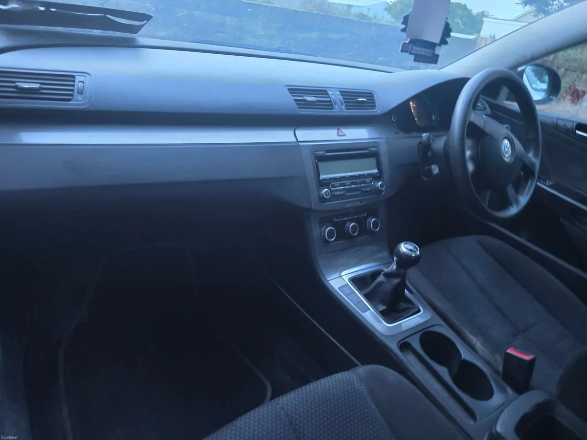 Volkswagen Passat 2010 - Image 2