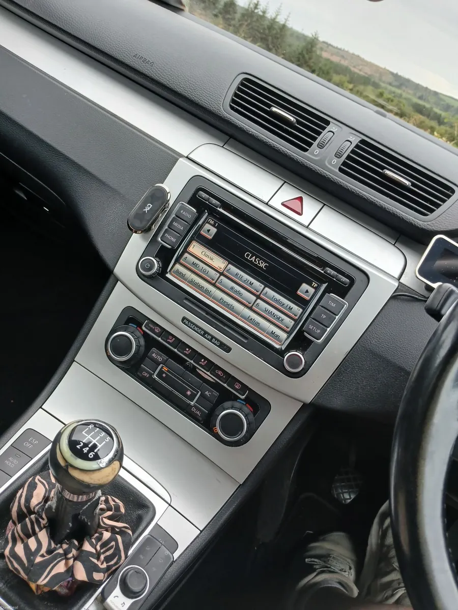 Volkswagen Passat 2010 - Image 2