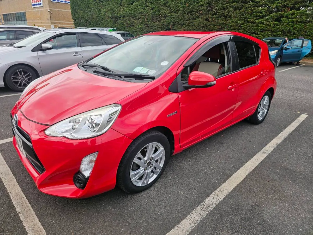 Toyota Aqua 2016 red - Image 2