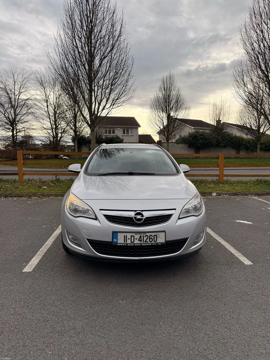 Opel Astra 2011 - Image 1