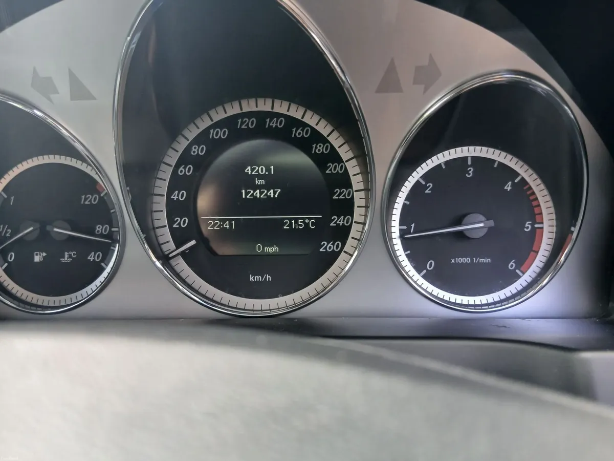Mercedes-Benz C-Class 2010 only 124 kilometres - Image 6