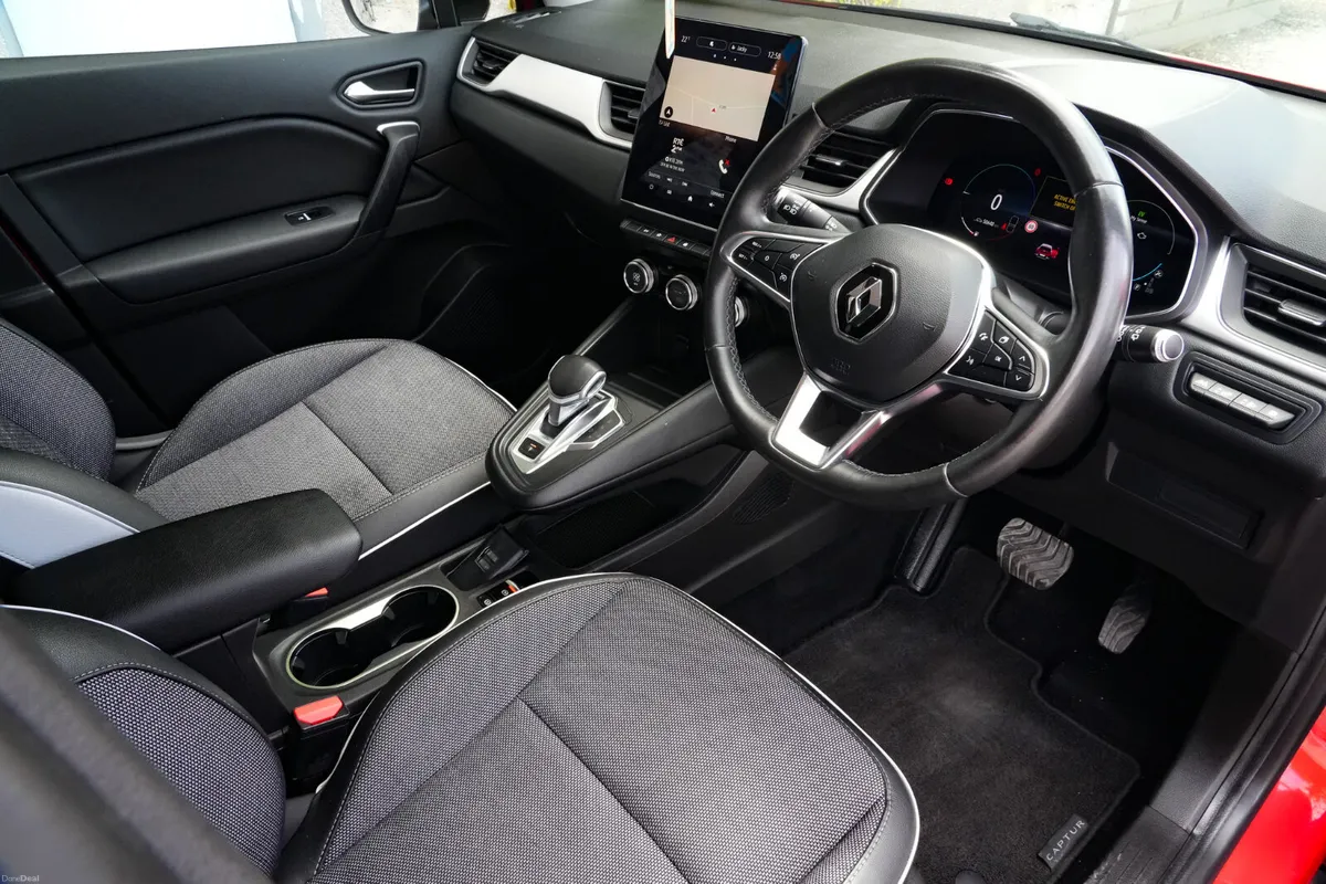 2021 Renault Captur Plug In Hybrid - Image 2