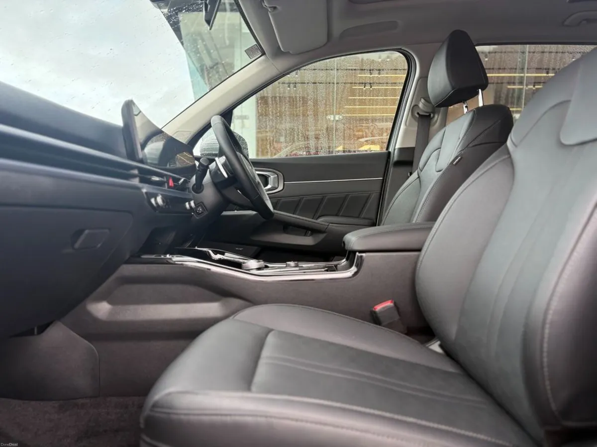 Kia Sorento 1.6 Plug in hybrid ( 7 Seats ) - Image 2
