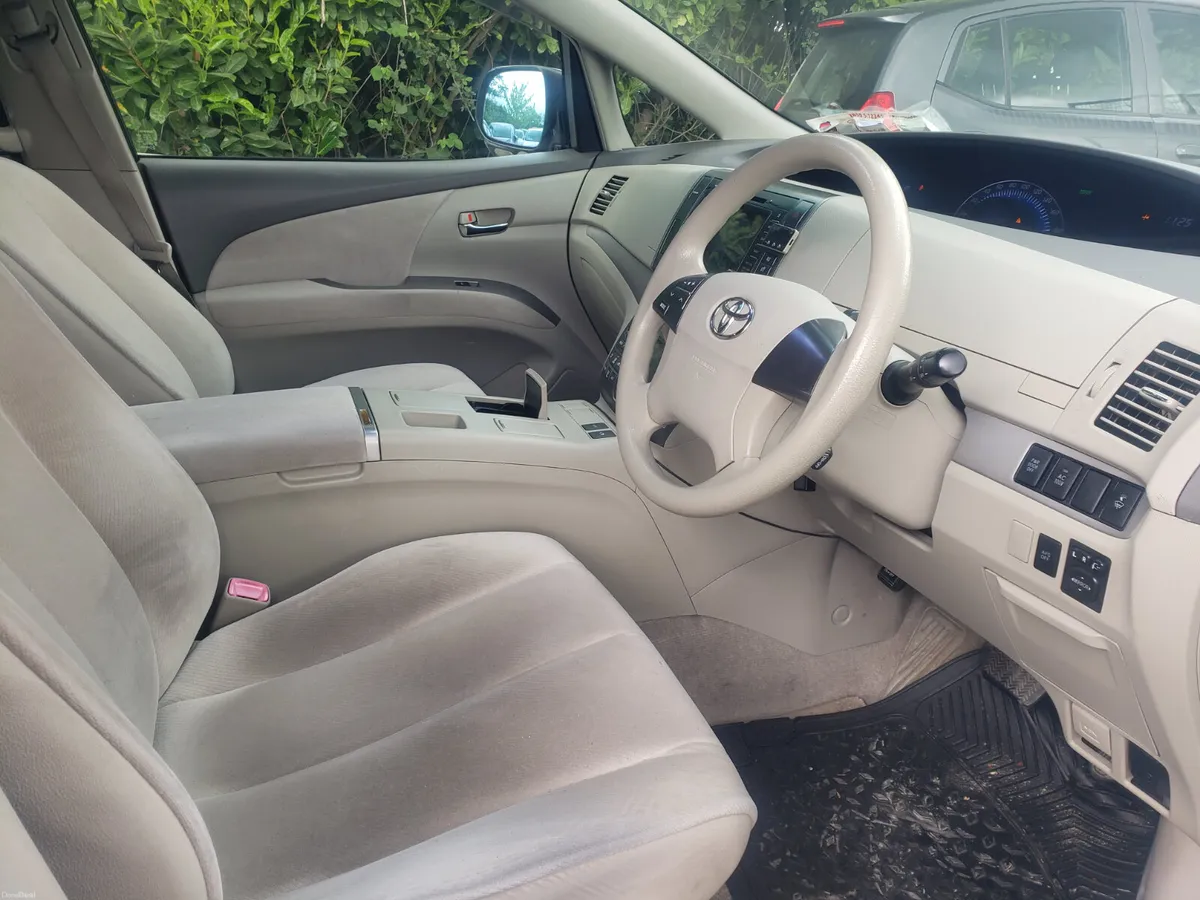 8 seats Toyota Estima 2011 - Image 4