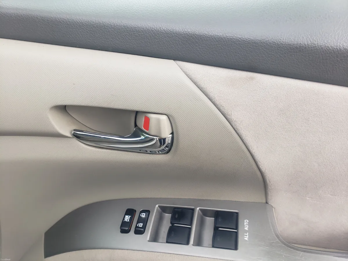 8 seats Toyota Estima 2011 - Image 6