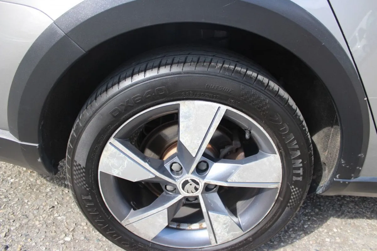 Skoda Octavia COMBI SCOUT 2.0TDI184HP 4X4 DSG - TE - Image 4
