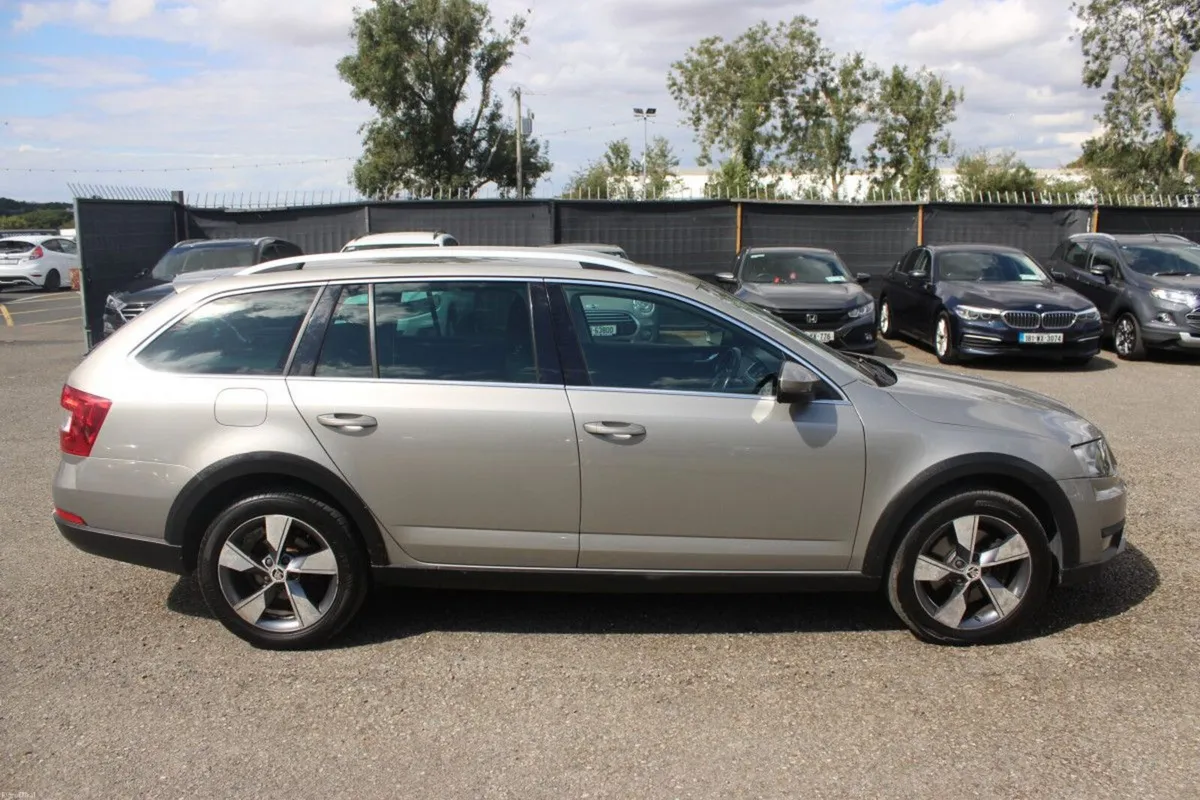 Skoda Octavia COMBI SCOUT 2.0TDI184HP 4X4 DSG - TE - Image 2