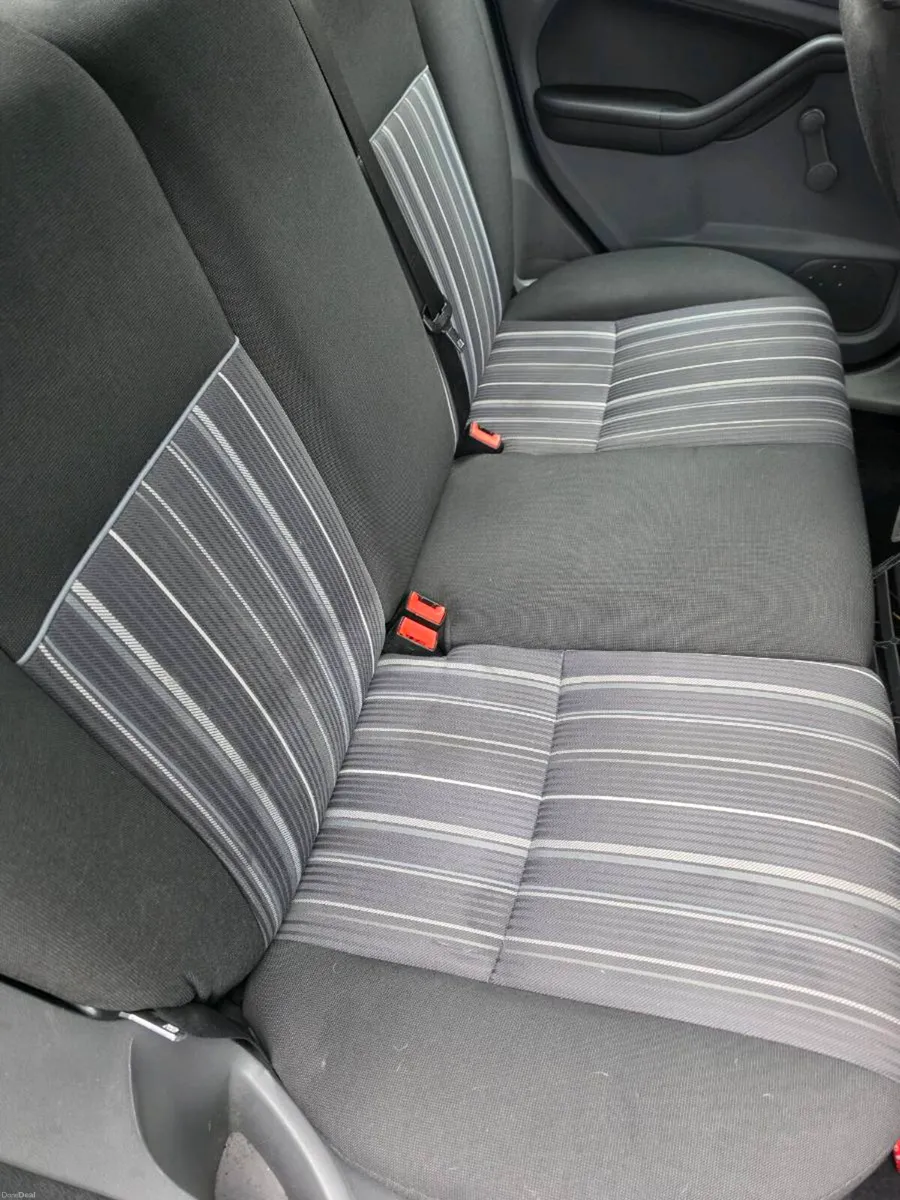 Ford Focus 1.8 diesel hatchback - Image 6