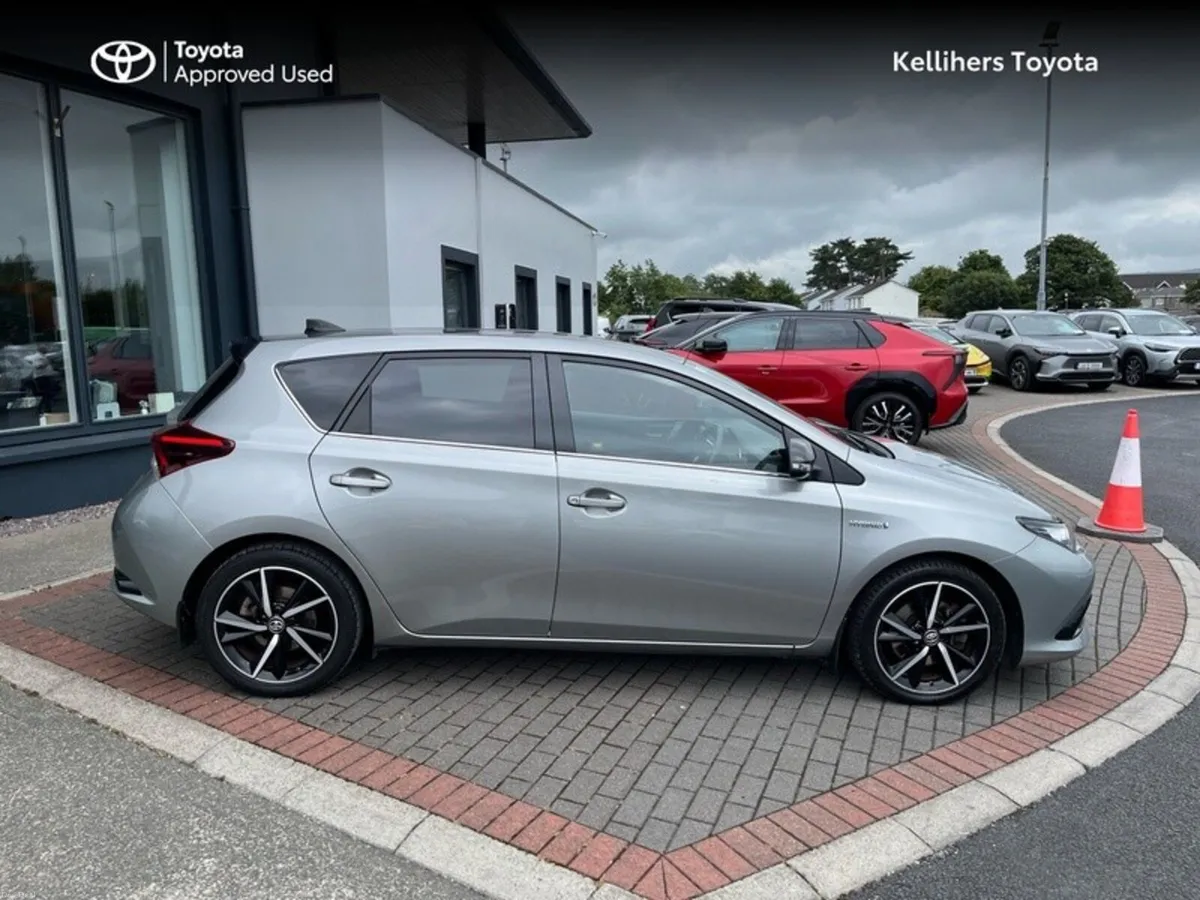 Toyota Auris HYBRID LUNA SPORT 4DR AUTO - Image 3