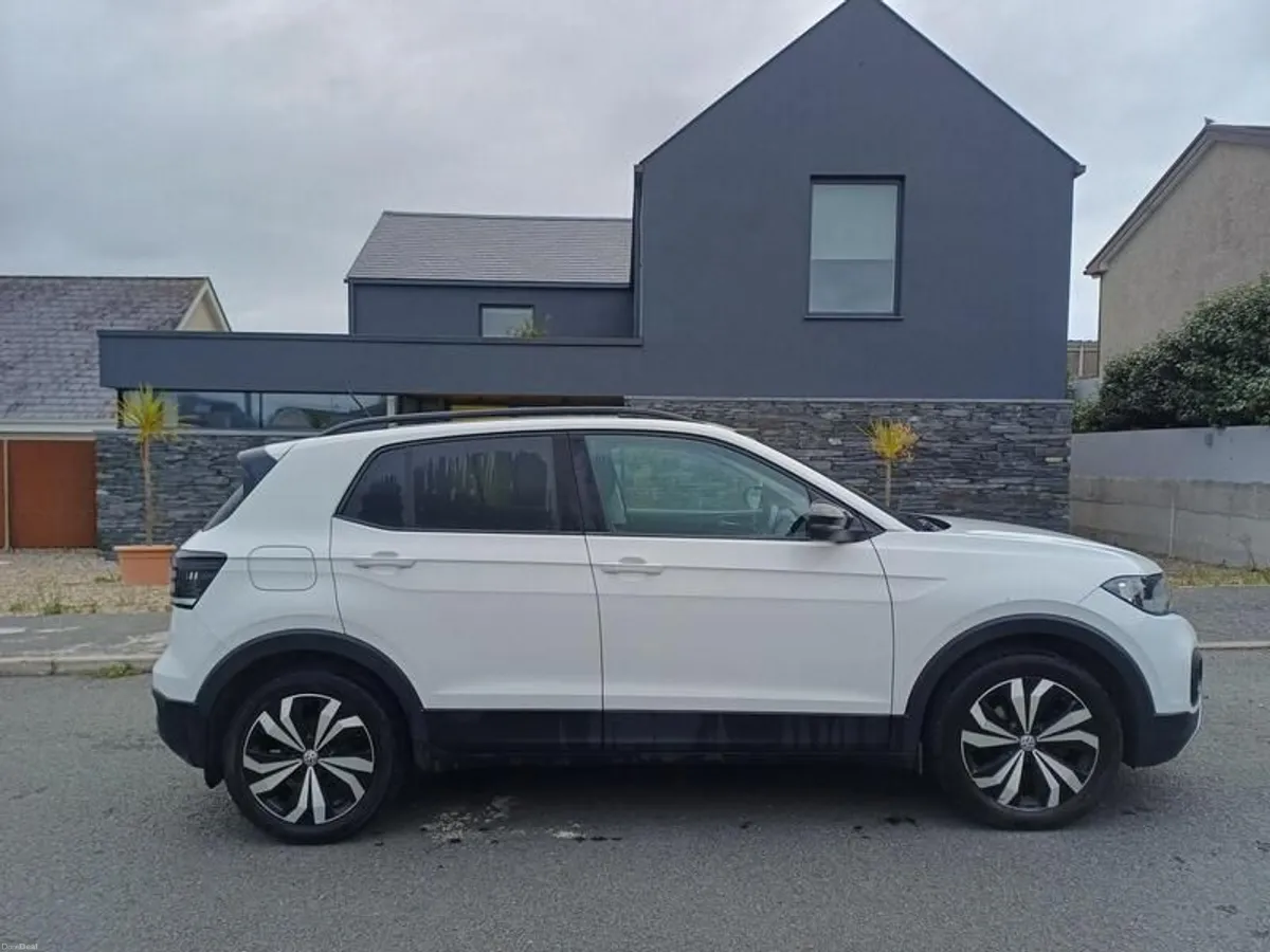 2019 Volkswagen Passat - Image 2